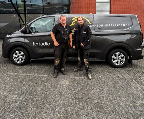 Liftmonteurs David en Jorn over liftrenovatie De Harmonie